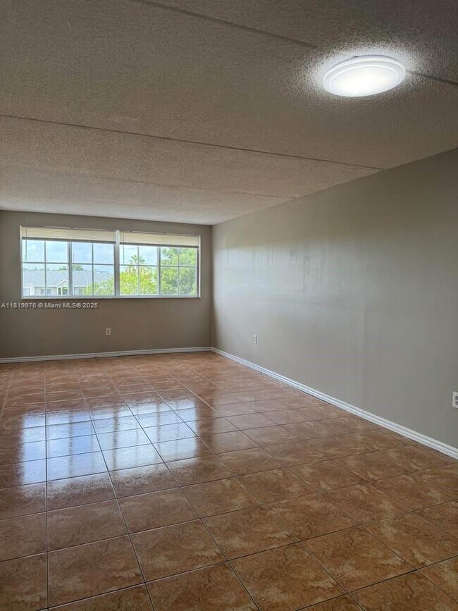 Foto del edificio - 6195 NW 186th St