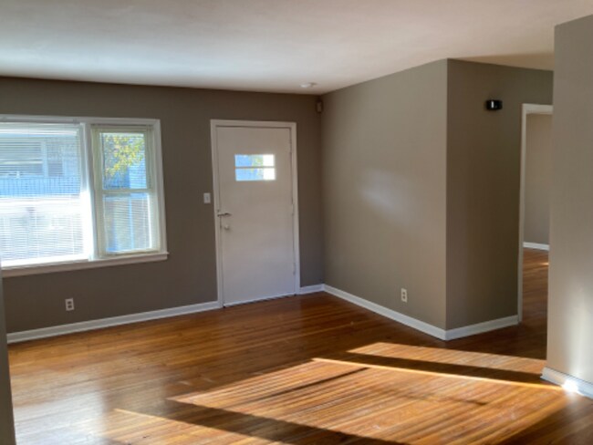 Foto del edificio - 806 E 75th Terrace