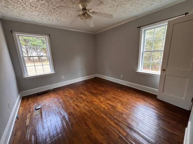 Building Photo - 1561 Pleasant Valley Rd SE