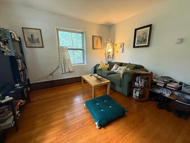 Foto del edificio - Cozy Urbana Apartment with Hardwood Floors Near Downtown
