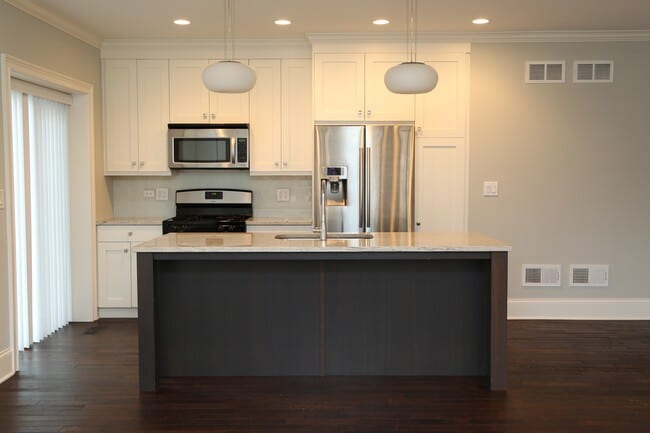 Foto del edificio - 2305 W Waveland Ave