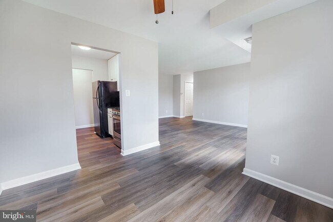 Building Photo - 3991 Lyndhurst Dr