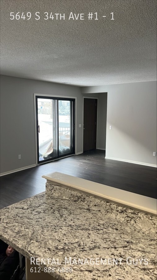 Building Photo - Nice 2 Bedroom Apartment! Completely Updated!