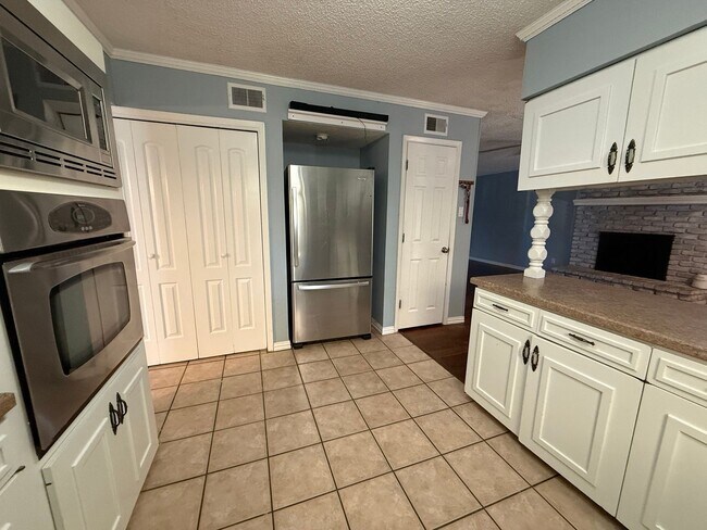 Foto del edificio - 4 Bed Brick Home! Zia School District! - Pets Welcome!!!