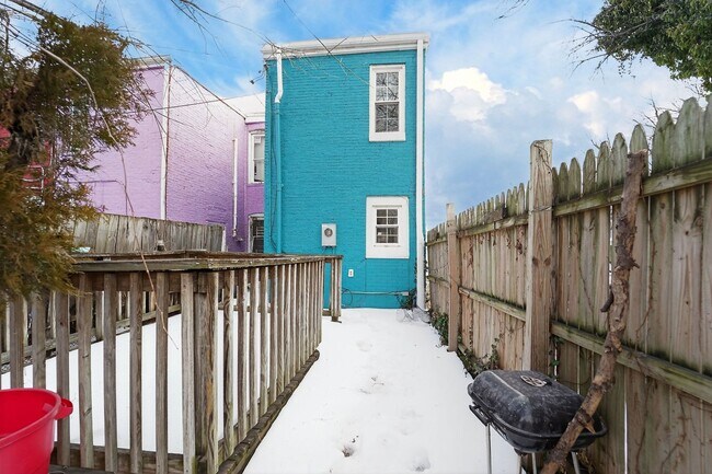 Foto del edificio - 2 bed 1.5 bath rowhome in Baltimore!