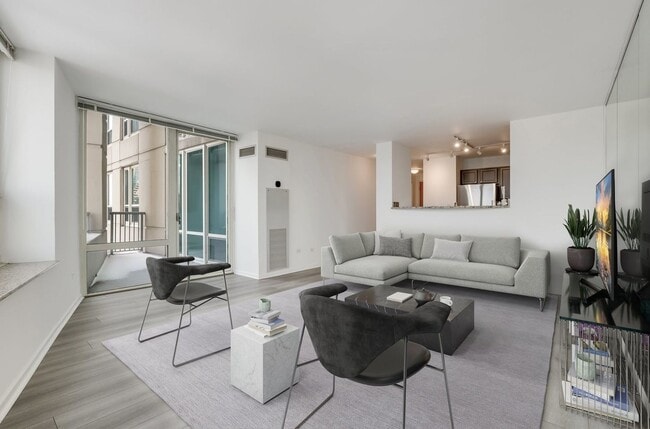 Building Photo - 345 N La Salle Dr