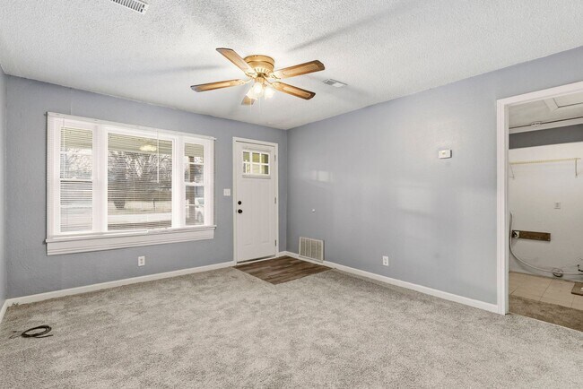 Building Photo - 3 Bed | 1 Bath | FULLY Remodeled | FULLY Fenced Yard | Springfield MO | PETS WELCOME!