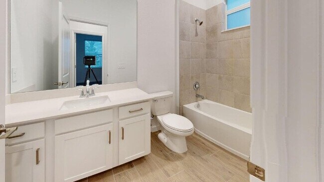 Foto del edificio - 7761 Lakes Edge Ln