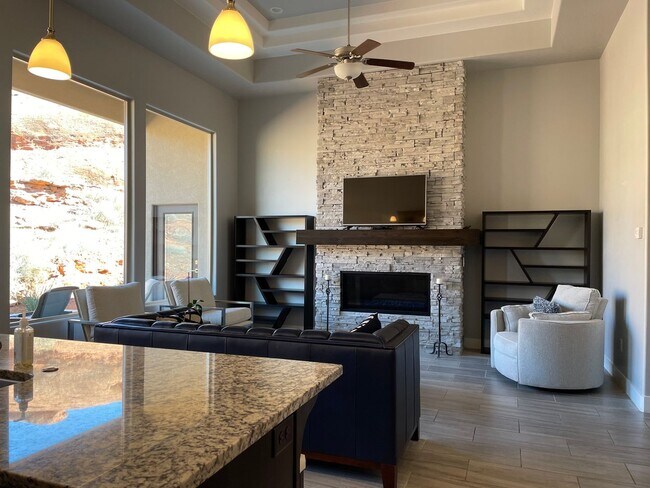 Foto del edificio - PET FRIENDLY!! Great home with Solar & Inc...