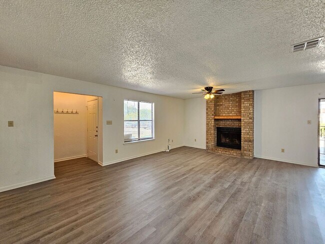 Foto del edificio - 1815 Cedarhill Dr