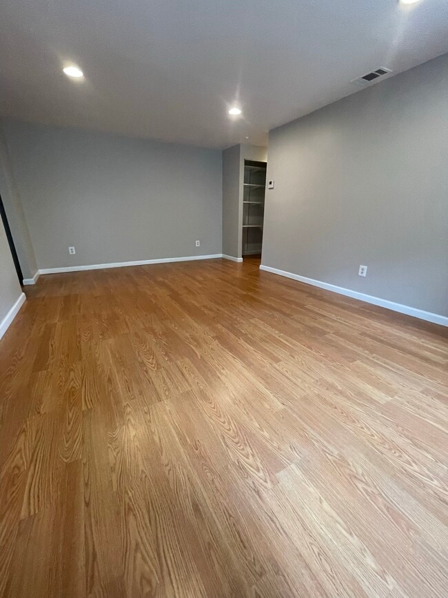 Building Photo - 468 Daryl Dr