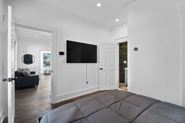 Building Photo - 2009 W Dekle Ave