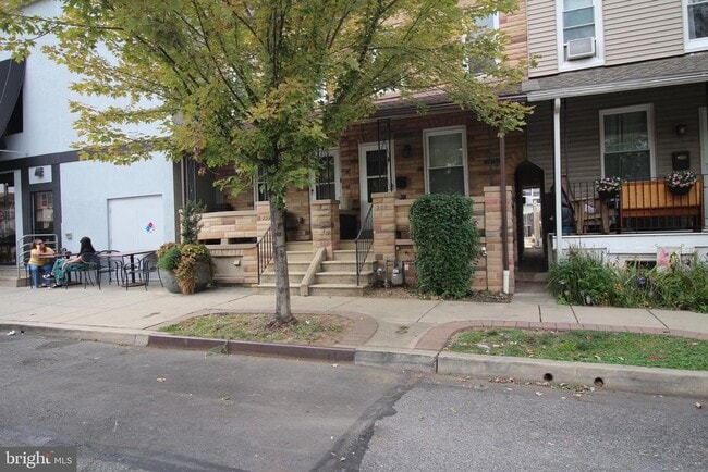 Building Photo - 230 S 3rd Ave