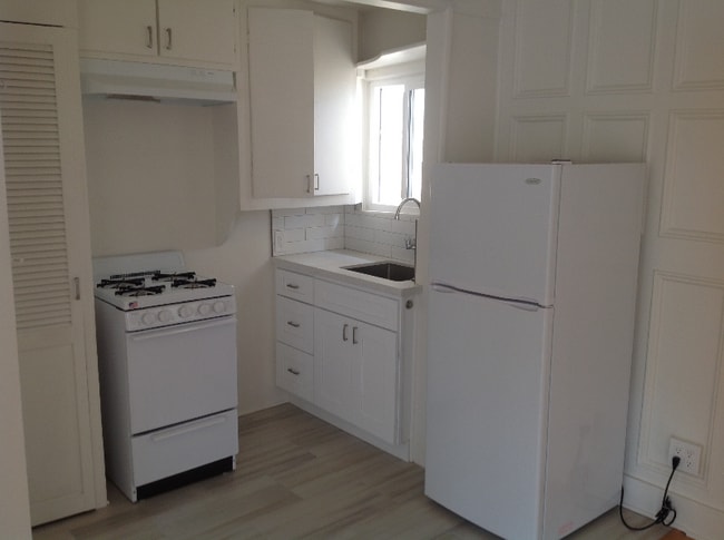 Building Photo - 933 18th St