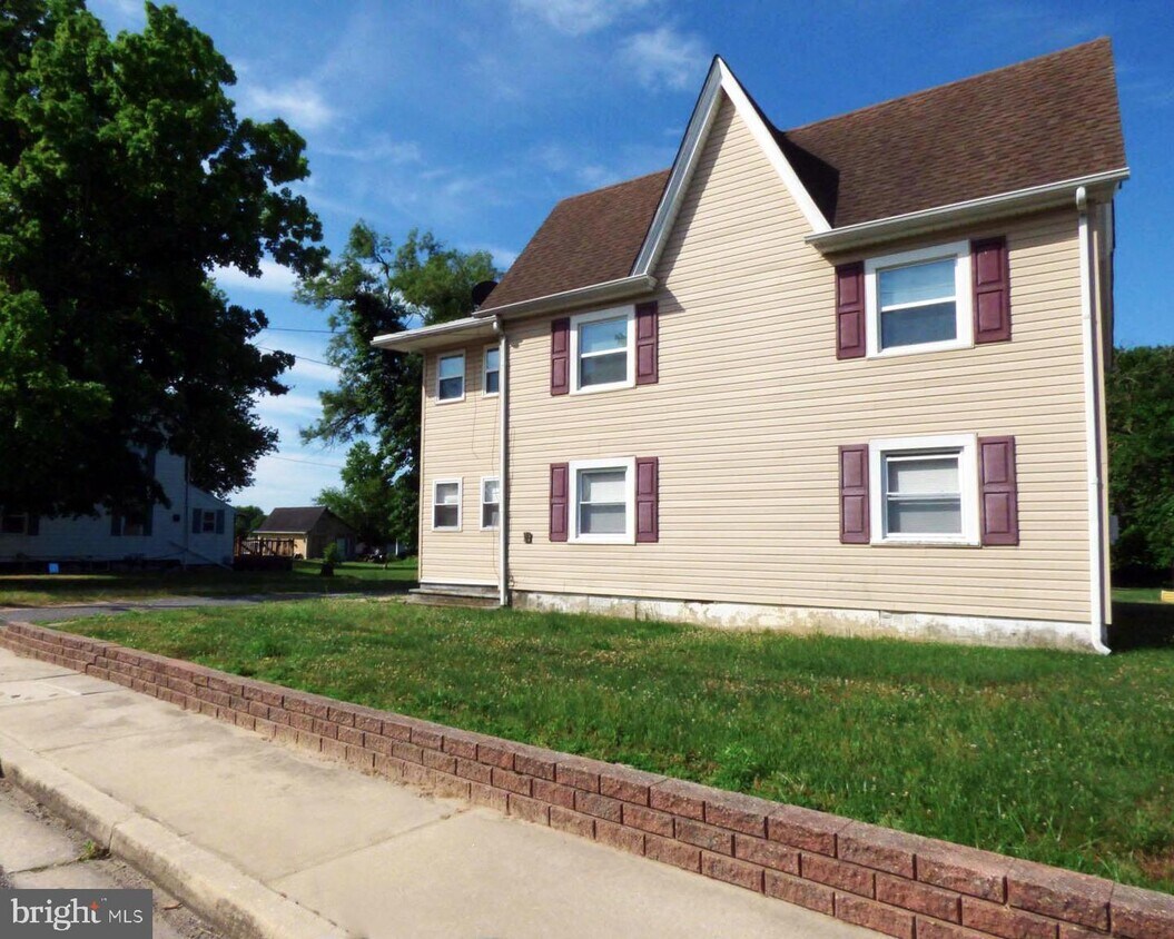 Primary Photo - 72 N Railroad Ave