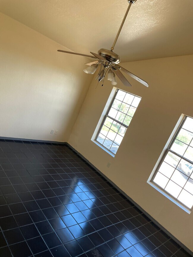 Dormitorios grandes con techos abovedados - 544 Multy Ct