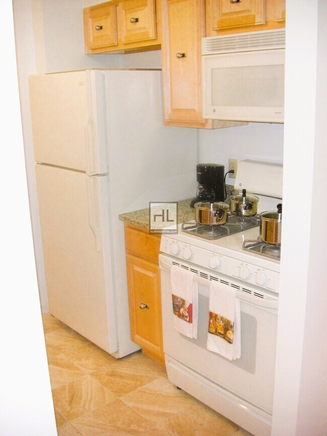 Building Photo - Sundrenched Spacious Studio one block from...