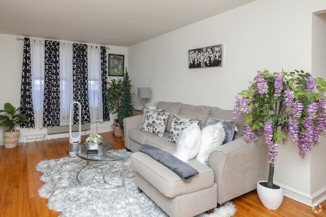 1BR, 1BA - 640SF - Living Room - Melrose Court Apartments