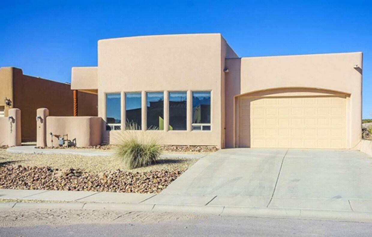 Primary Photo - Spacious SFH in Gated Community w/ Pool ac...