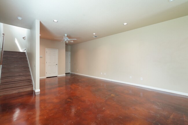 Building Photo - 547 Advantage Dr
