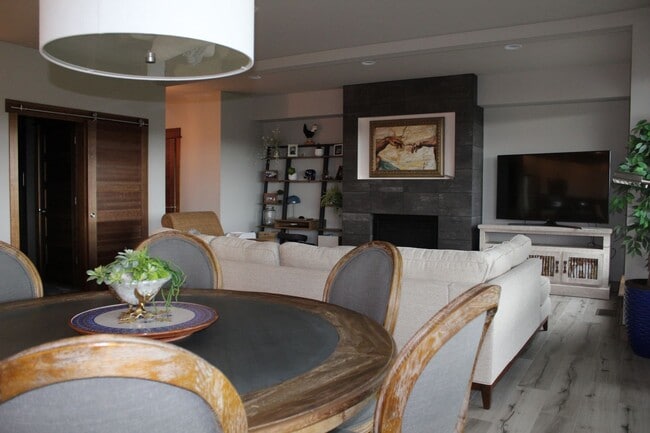 Building Photo - Stunning Fully Furnished Townhome with Lake Views