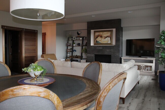 Foto del edificio - Stunning Fully Furnished Townhome with Lake Views