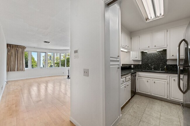 Foto del edificio - 1111 Bay Street #205