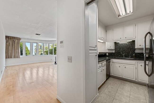 Building Photo - 1111 Bay Street #205