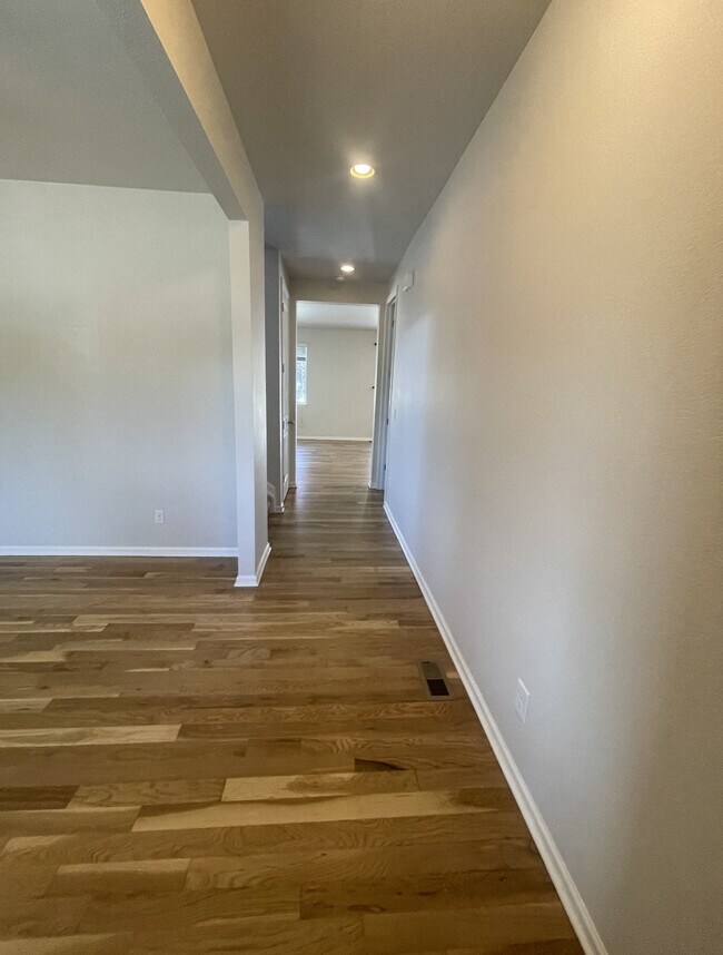 Building Photo - 3323 E 140th Dr