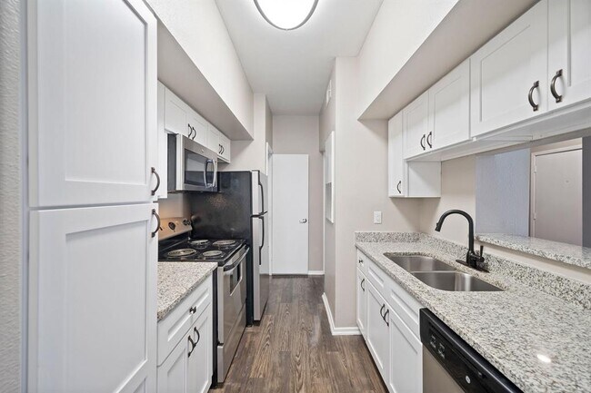 Building Photo - 2025 Augusta Dr
