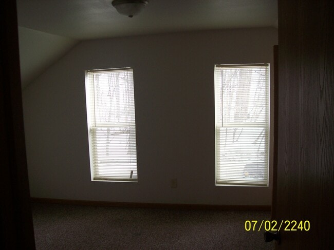 Building Photo - 828 Hobart St