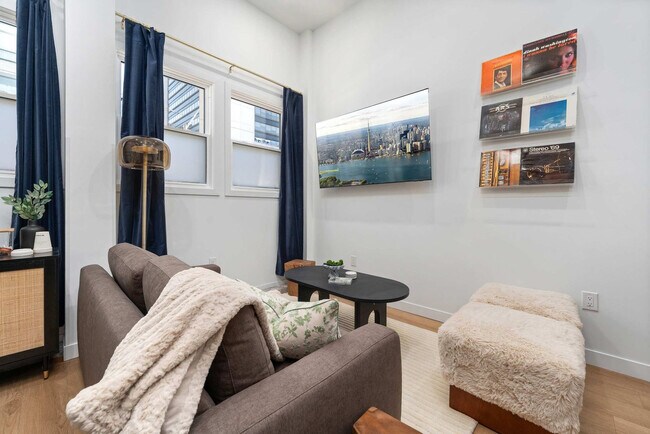 Photo du bâtiment - 168 McCaul St