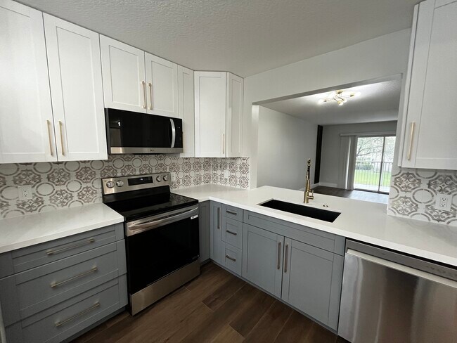 Kitchen overlooking the living area - 1251 SW 125th Ave