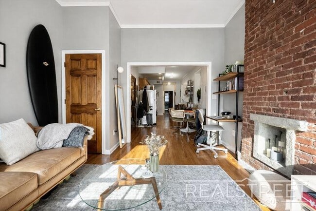Foto del edificio - Updated Spacious 1 BR in Cobble Hill!