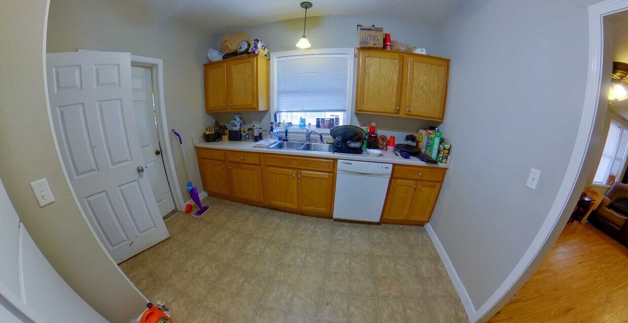 Foto principal - 3D TOUR AVAILABLE - 1.5 Blocks to Campus +...