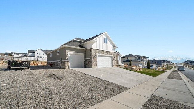 Building Photo - 2795 E Lakeside Dr