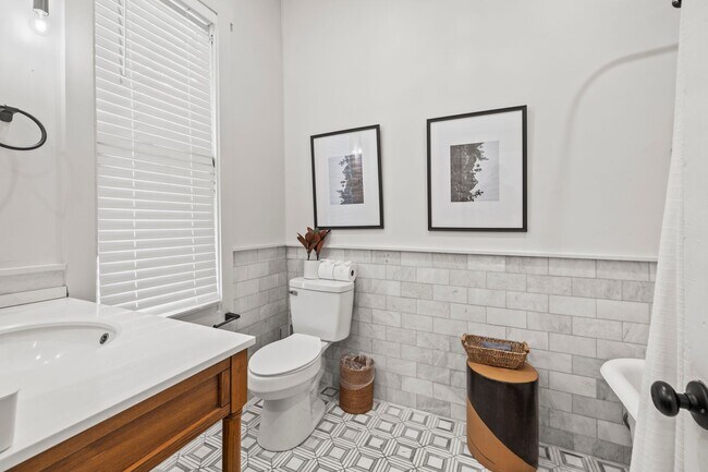 Building Photo - Lower Unit Available May 4