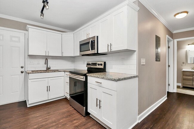 Building Photo - Adorable Modern 2 Bedroom Duplex!