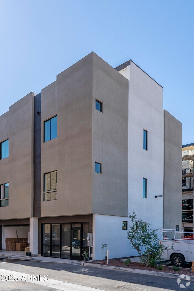 Building Photo - 4220 N 32nd St
