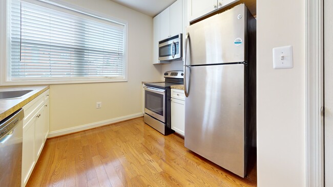 Stainless Steel appliances - 3113 St Paul St