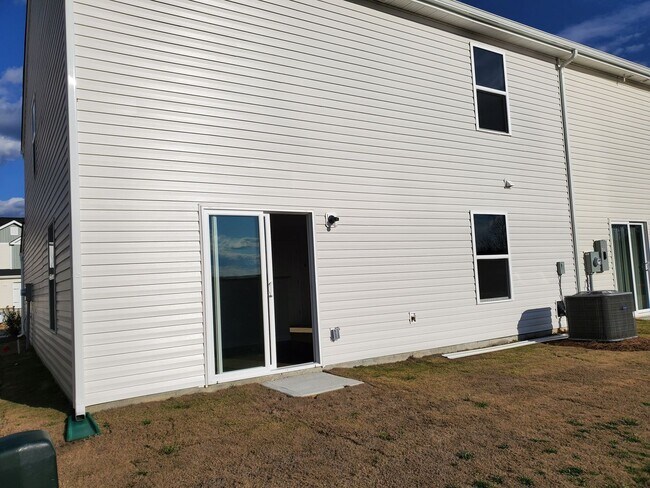Building Photo - Beautiful 4 BR minutes from the Airport