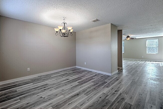 Foto del edificio - 5909 Thoroughbred Trail
