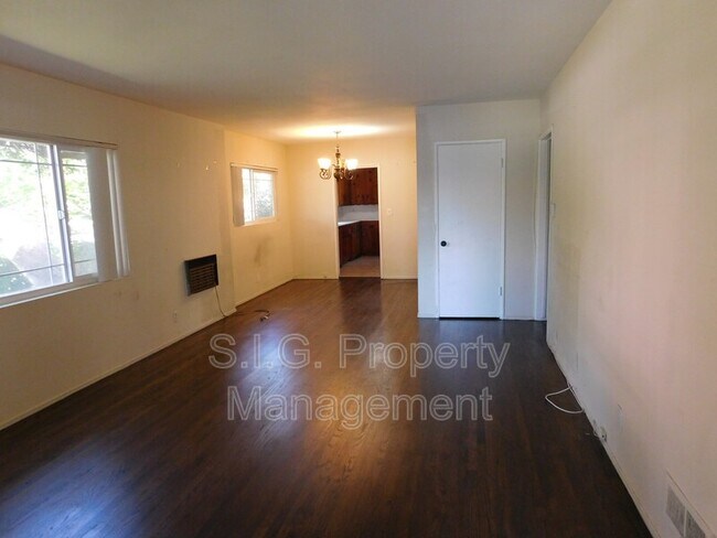 Foto del edificio - 11345 Valley Spring Ln