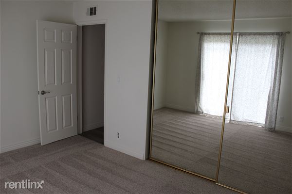 Building Photo - 9741 Kings Canyon Dr