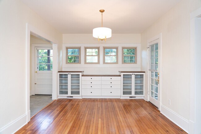 Building Photo - Large 4 Bedroom Home On Oakhurst Circle