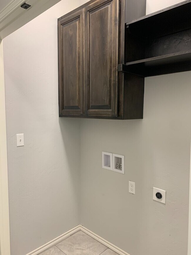 Building Photo - BRAND NEW DUPLEX BUILT IN 2020