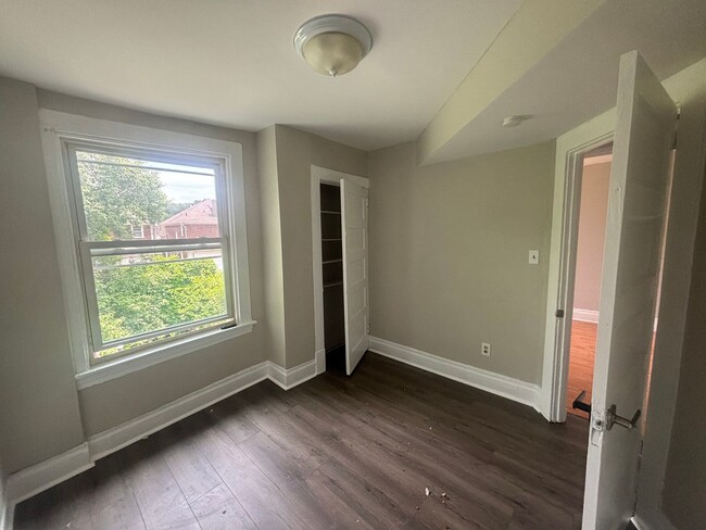 Building Photo - Spacious 5 bedroom House for rent in Beech...