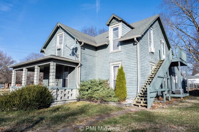 Foto del edificio - Charming 1-Bedroom Duplex with Modern Amen...