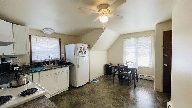 Building Photo - 728 Avenue A