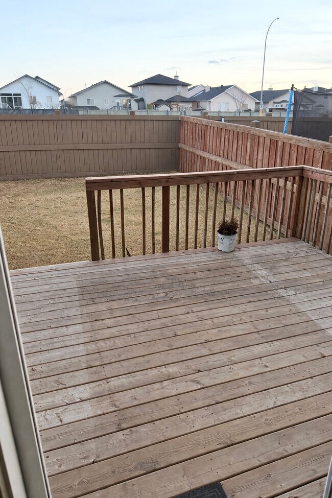 Photo du bâtiment - 6511-167A 167A Ave NW